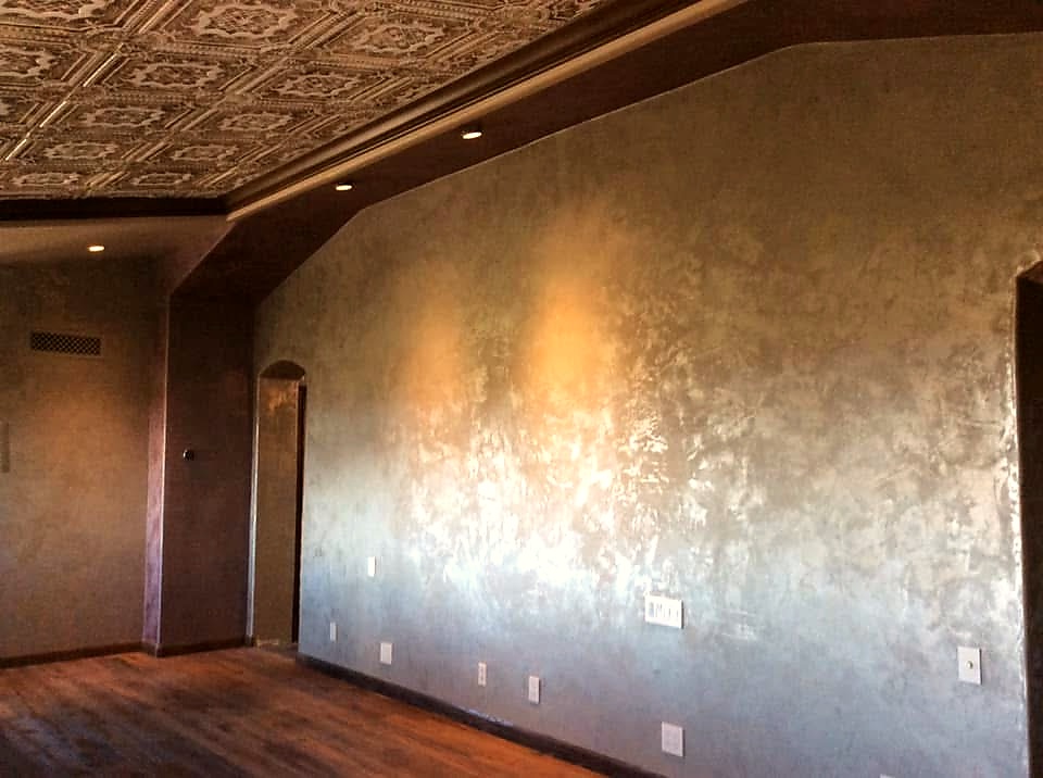 Warm gold metallic plaster room