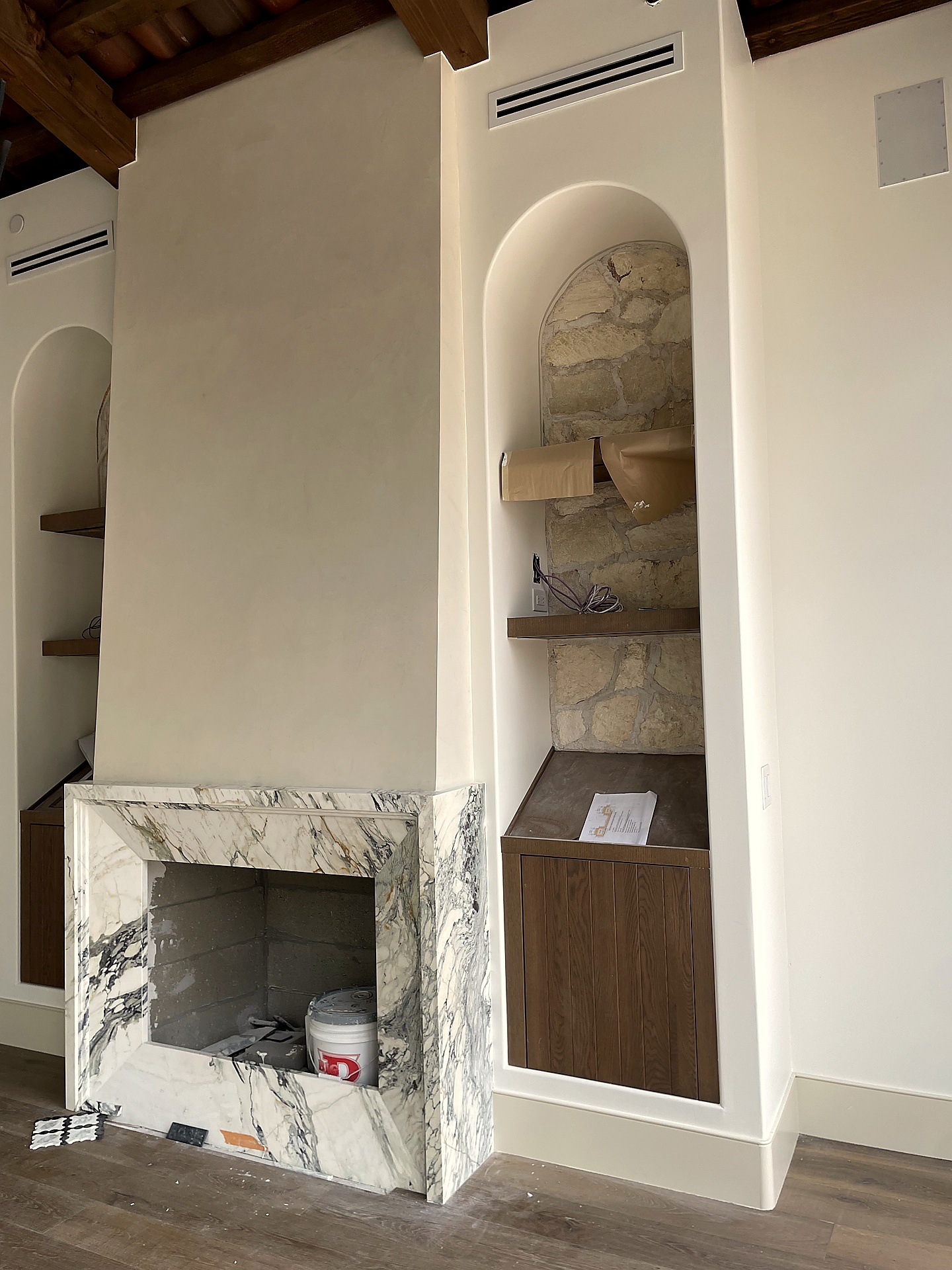 Roman clay plaster with arched niche and fireplace