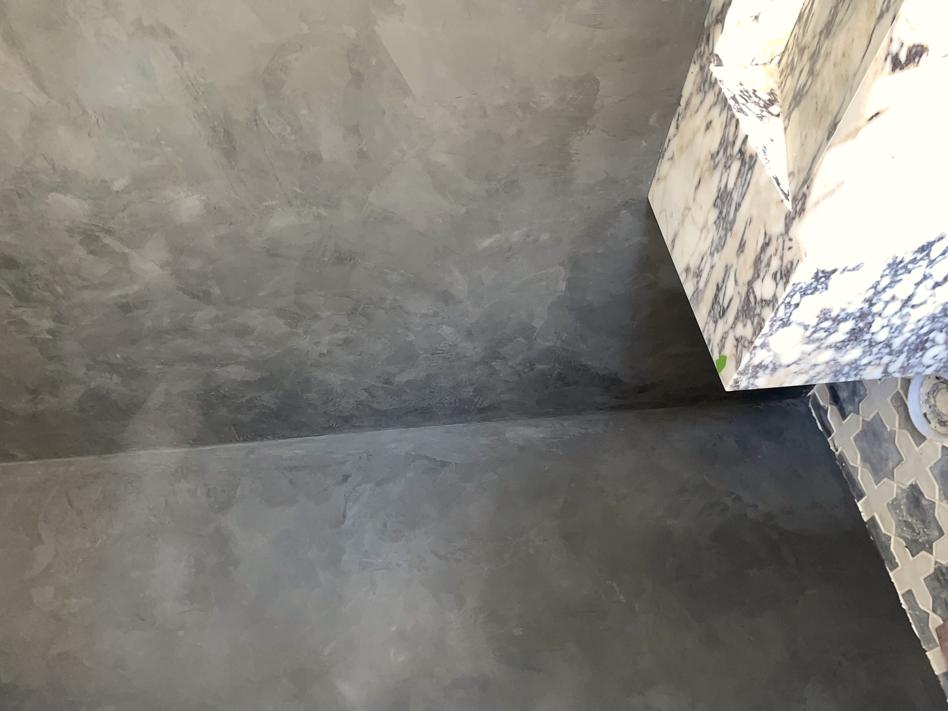 Tadelakt wall and floor